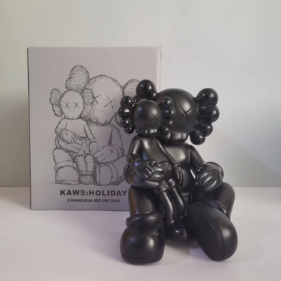 Статуэтка Kaws сидит с ребёнком на коленках (21036788) (Чёрный)