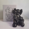 Статуэтка Kaws сидит с ребёнком на коленках (21036788) (Чёрный)