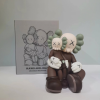 Статуэтка Kaws сидит с ребёнком на коленках (21036788) (Коричневый)