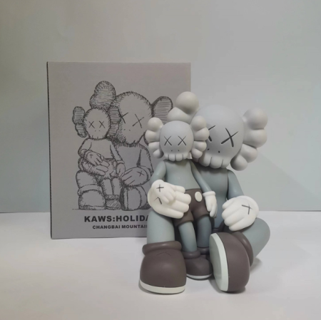 Статуэтка Kaws сидит с ребёнком на коленках (21036788)