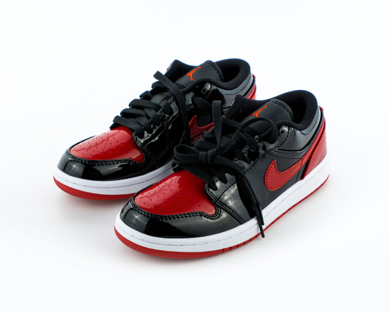 Кроссовки Air Jordan 1 Low FlyEase GS "Black/Red" (002-1) от магазина vikingsmen.ru