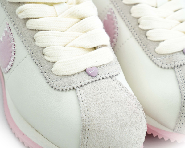 Кроссовки Nike Wmns Cortez "Valentine’s Day 2025" (W301-7) от магазина vikingsmen.ru