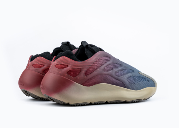 Кроссовки Adidas Yeezy 700 V3 "Fade Carbon" (909-10)|CC| от магазина vikingsmen.ru