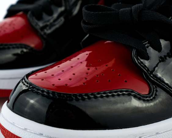 Кроссовки Air Jordan 1 Low FlyEase GS "Black/Red" (002-1) от магазина vikingsmen.ru