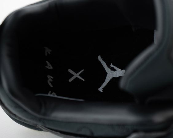 Кроссовки KAWS x Air Jordan 4 Retro "Black" (5503-1)|CA| от магазина vikingsmen.ru