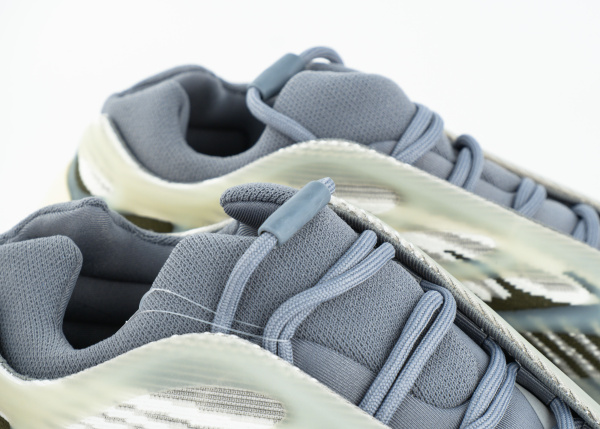 Кроссовки Adidas Yeezy 700 V3 "Fade Salt" (909-3) от магазина vikingsmen.ru