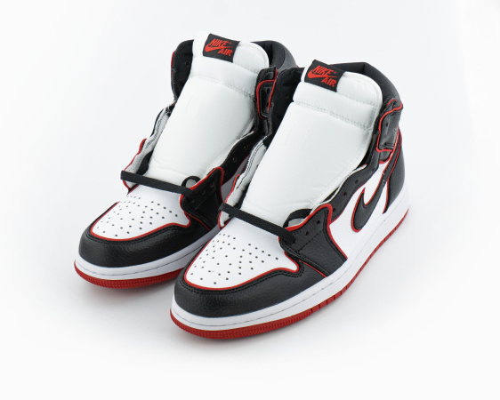 Кроссовки Air Jordan 1 Retro High OG "Bloodline" (700-3А) от магазина vikingsmen.ru