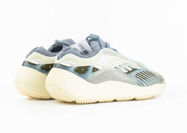 Кроссовки Adidas Yeezy 700 V3 "Fade Salt" (909-3) от магазина vikingsmen.ru